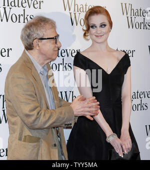 Regisseur Woody Allen und Schauspielerin Evan Rachel Wood kommt an der Französischen Premiere ihres Films "Was funktioniert" in Paris, die am 19. Juni 2009. (UPI Foto/David Silpa) Stockfoto