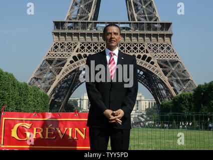 Die Wachsfigur von US-Präsident Barack Obama vor dem Eiffelturm in Paris, 29. Juni 2009 vorgestellt. Die Abbildung ist auf Anzeige an der Hauptstadt der berühmten Musée Grévin Wachsmuseum, andere historische Figuren zu verbinden. (UPI Foto/Eco Clement) Stockfoto