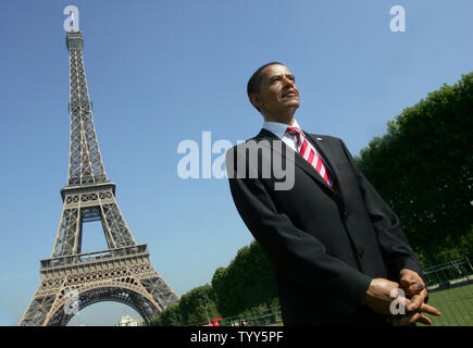 Die Wachsfigur von US-Präsident Barack Obama vor dem Eiffelturm in Paris, 29. Juni 2009 vorgestellt. Die Abbildung ist auf Anzeige an der Hauptstadt der berühmten Musée Grévin Wachsmuseum, andere historische Figuren zu verbinden. (UPI Foto/Eco Clement) Stockfoto