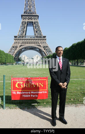 Die Wachsfigur von US-Präsident Barack Obama vor dem Eiffelturm in Paris, 29. Juni 2009 vorgestellt. Die Abbildung ist auf Anzeige an der Hauptstadt der berühmten Musée Grévin Wachsmuseum, andere historische Figuren zu verbinden. (UPI Foto/Eco Clement) Stockfoto