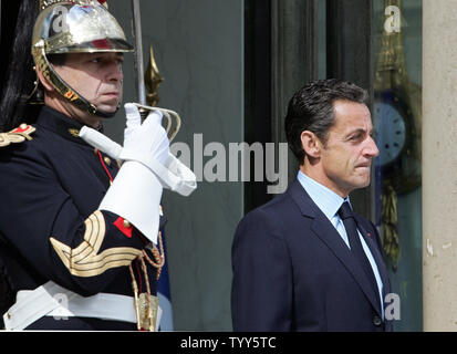 Der französische Präsident Nicolas Sarkozy wartet auf seine brasilianischen Amtskollegen Luiz Inacio Lula Da Silva im Elysee-palast in Paris, 7. Juli 2009 zu kommen. Bei L ist eine Republikanische Garde. (UPI Foto/Eco Clement) Stockfoto