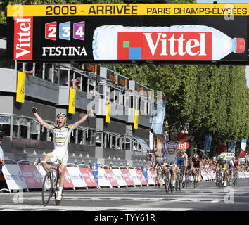 Britische sprinter Mark Cavendish feiert, nachdem er die letzte Etappe der Tour de France in Paris am 26. Juli 2009. Der Gesamtsieger Alberto Contador, gewann seine zweite nachfolgende Tour de France Titel. (UPI Foto/David Silpa) Stockfoto