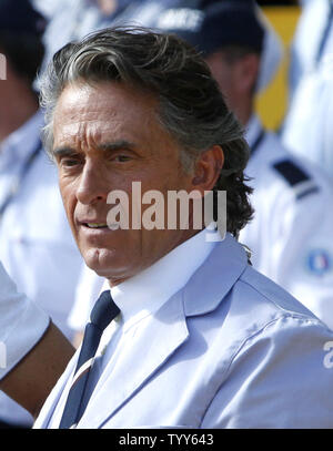 Der französische Journalist Gerard Holtz erwartet den Beginn der Siegerehrung nach der letzten Etappe der Tour de France in Paris am 26. Juli 2009. Der Spanier Alberto Contador gewann seinen zweiten nachfolgenden Tour de France Titel. (UPI Foto/David Silpa) Stockfoto