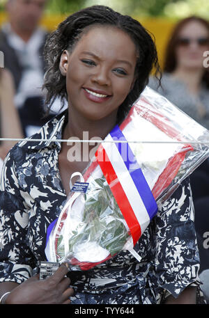 Rama Yade, französischer Staatsminister, Uhren die Reiter entlang der Avenue des Champs-Elysees während der letzten Etappe der Tour de France in Paris am 26. Juli 2009. Der Spanier Alberto Contador gewann seinen zweiten nachfolgenden Tour de France Titel. (UPI Foto/David Silpa) Stockfoto