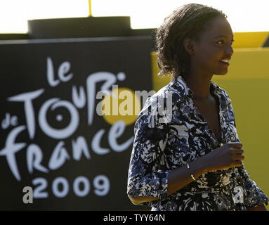 Rama Yade, französischer Staatsminister, verlässt den award Podium nach der letzten Etappe der Tour de France in Paris am 26. Juli 2009. Der Spanier Alberto Contador gewann seinen zweiten nachfolgenden Tour de France Titel. (UPI Foto/David Silpa) Stockfoto