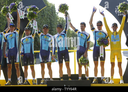 Team Astana Mitglieder, zu denen auch einzelne Toursieger Alberto Contador aus Spanien (R) und der Amerikaner Lance Armstrong (C), Feiern nach dem Sieg der Team Award nach der letzten Etappe der Tour de France in Paris am 26. Juli 2009. (UPI Foto/David Silpa) Stockfoto