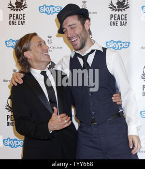 Peace One Day Gründer Jeremy Gilley (L) und Sänger Charlie Winston kommen an einem Fotoshooting vor dem Peace One Day 10. Jahrestag Konzert im Grand Rex Theater in Paris am 19. September 2009. Peace One Day, eine gemeinnützige Organisation, organisiert das Konzert jährlich zeitgleich mit der Vereinten Nationen der Internationale Tag des Friedens jeden September 21. UPI Foto/David Silpa Stockfoto