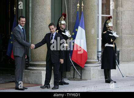 Der syrische Präsident Bashar al-Assad (R) schüttelt Hände mit dem französischen Präsidenten Nicolas Sarkozy im Elysee-palast, in Paris, 13. November 2008. Die besuchenden Führer sagte, dass US-Präsident Barack Obama mit einem festen Einsatzplan für Friedensgespräche zwischen Syrien und Israel zu erneuern. UPI/Eco Clement Stockfoto