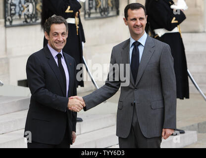Der syrische Präsident Bashar al-Assad (R) schüttelt Hände mit dem französischen Präsidenten Nicolas Sarkozy im Elysee-palast, in Paris, 13. November 2008. Die besuchenden Führer sagte, dass US-Präsident Barack Obama mit einem festen Einsatzplan für Friedensgespräche zwischen Syrien und Israel zu erneuern. UPI/Eco Clement Stockfoto