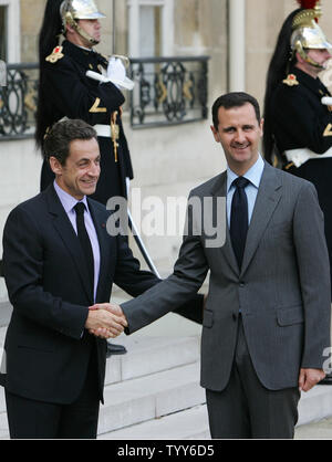 Der syrische Präsident Bashar al-Assad (R) schüttelt Hände mit dem französischen Präsidenten Nicolas Sarkozy im Elysee-palast, in Paris, 13. November 2008. Die besuchenden Führer sagte, dass US-Präsident Barack Obama mit einem festen Einsatzplan für Friedensgespräche zwischen Syrien und Israel zu erneuern. UPI/Eco Clement Stockfoto