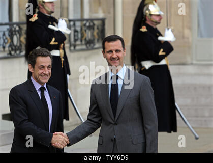 Der syrische Präsident Bashar al-Assad (R) schüttelt Hände mit dem französischen Präsidenten Nicolas Sarkozy im Elysee-palast, in Paris, 13. November 2008. Die besuchenden Führer sagte, dass US-Präsident Barack Obama mit einem festen Einsatzplan für Friedensgespräche zwischen Syrien und Israel zu erneuern. UPI/Eco Clement Stockfoto