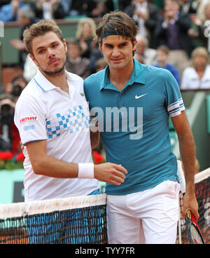 Stanislas Wawrinka (L) und Roger Federer von der Schweiz treffen im Net nach der vierten Runde der French Open in Roland Garros in Paris am 30. Mai 2010. Federer besiegt Wawrinka 6-3, 7-6 (5), 6-2. UPI/David Silpa Stockfoto