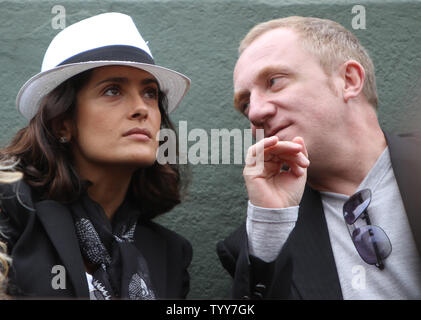 Mann Schauspielerin Salma Hayek und Francois-Henri Pinault beobachten Sie die Aktion bei den French Open in Roland Garros in Paris am 30. Mai 2010. UPI/David Silpa Stockfoto