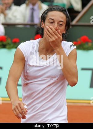 Italienische Francesca Schiavone wischt ihr Gesicht nach Küssen der Ton nach ihrem French Open Viertelfinale gewinnen gegen Caroline Wozniacki aus Dänemark in Roland Garros in Paris am 1. Juni 2010. Schiavone besiegt Wozniacki 6-2, 6-3. UPI/David Silpa Stockfoto