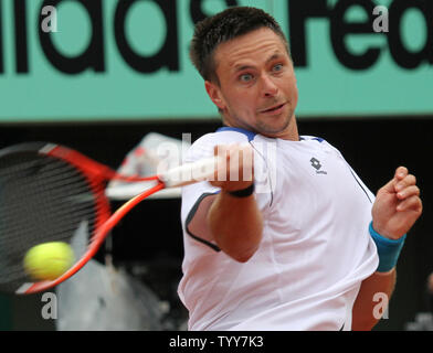 Schwede Robin Söderling schlägt einen Schuß während seiner French Open Viertelfinale Match gegen Roger Federer von der Schweiz in Roland Garros in Paris am 1. Juni 2010. Söderling besiegt Federer 3-6, 6-3, 7-5, 6-4. UPI/David Silpa Stockfoto