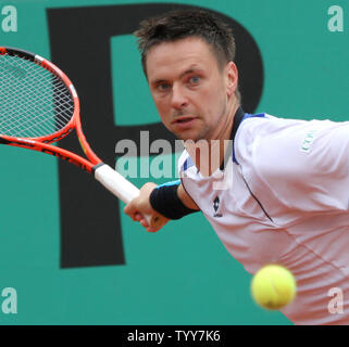 Schwede Robin Söderling schlägt einen Schuß während seiner French Open Viertelfinale Match gegen Roger Federer von der Schweiz in Roland Garros in Paris am 1. Juni 2010. Söderling besiegt Federer 3-6, 6-3, 7-5, 6-4. UPI/David Silpa Stockfoto