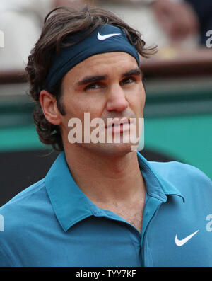 Roger Federer von der Schweiz Pausen während seiner French Open Viertelfinale Spiel gegen Schwede Robin Söderling in Roland Garros in Paris am 1. Juni 2010. Söderling besiegt Federer 3-6, 6-3, 7-5, 6-4. UPI/David Silpa Stockfoto