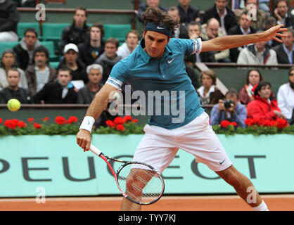 Roger Federer von der Schweiz schlägt einen Schuß während seiner French Open Viertelfinale Spiel gegen Schwede Robin Söderling in Roland Garros in Paris am 1. Juni 2010. Söderling besiegt Federer 3-6, 6-3, 7-5, 6-4. UPI/David Silpa Stockfoto