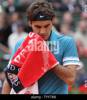 Roger Federer von der Schweiz Pausen während seiner French Open Viertelfinale Spiel gegen Schwede Robin Söderling in Roland Garros in Paris am 1. Juni 2010. Söderling besiegt Federer 3-6, 6-3, 7-5, 6-4. UPI/David Silpa Stockfoto