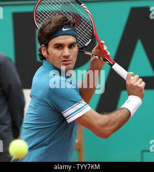 Roger Federer von der Schweiz schlägt einen Schuß während seiner French Open Viertelfinale Spiel gegen Schwede Robin Söderling in Roland Garros in Paris am 1. Juni 2010. Söderling besiegt Federer 3-6, 6-3, 7-5, 6-4. UPI/David Silpa Stockfoto