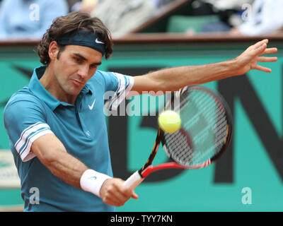 Roger Federer von der Schweiz schlägt einen Schuß während seiner French Open Viertelfinale Spiel gegen Schwede Robin Söderling in Roland Garros in Paris am 1. Juni 2010. Söderling besiegt Federer 3-6, 6-3, 7-5, 6-4. UPI/David Silpa Stockfoto