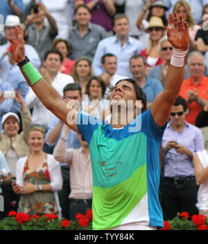 Der Spanier Rafael Nadal feiert, nachdem er seine French Open mens Finale gegen Schwede Robin Söderling in Roland Garros in Paris am 6. Juni 2010. Nadal besiegt Söderling 6-4, 6-2, 6-4 seinen fünften French Open Titel in sechs Jahren zu gewinnen. UPI/David Silpa Stockfoto