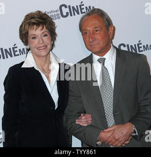 Jane Fonda und Pariser Bürgermeister Bertrand Delanoe Ankunft in Paris City Hall, bevor eine Zeremonie Fonda mit der Grand Medaille de Vermeil de la Ville de Paris zu präsentieren, die ihr Ehrenbürger der Stadt in Paris am 10. Juni 2010. UPI/David Silpa Stockfoto