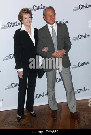 Jane Fonda und Pariser Bürgermeister Bertrand Delanoe Ankunft in Paris City Hall, bevor eine Zeremonie Fonda mit der Grand Medaille de Vermeil de la Ville de Paris zu präsentieren, die ihr Ehrenbürger der Stadt in Paris am 10. Juni 2010. UPI/David Silpa Stockfoto