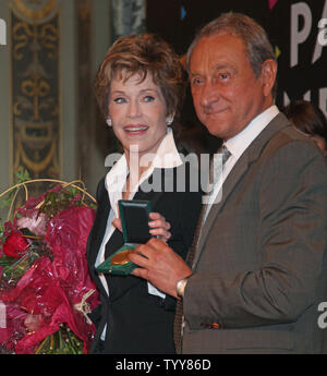 Jane Fonda und Pariser Bürgermeister Bertrand Delanoe halten Sie die Grand Medaille de Vermeil de la Ville de Paris, die Fonda zu ihrem Ehrenbürger der Stadt, im Rahmen einer Feierstunde im Rathaus in Paris am 10. Juni 2010 vorgestellt wurde. UPI/David Silpa Stockfoto