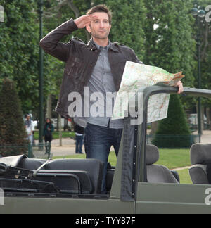 Sharlto Copley kommt auf den Champs de Mars vor dem Eiffelturm bei einem Fotoshooting für den Film "Das A-Team" in Paris am 14. Juni 2010. UPI/David Silpa Stockfoto