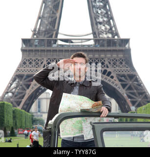 Sharlto Copley kommt auf den Champs de Mars vor dem Eiffelturm bei einem Fotoshooting für den Film "Das A-Team" in Paris am 14. Juni 2010. UPI/David Silpa Stockfoto