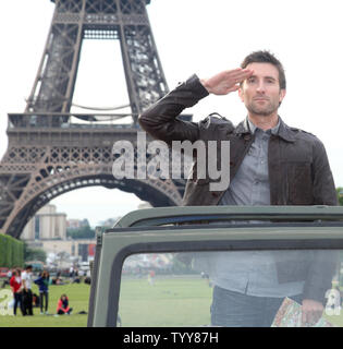 Sharlto Copley kommt auf den Champs de Mars vor dem Eiffelturm bei einem Fotoshooting für den Film "Das A-Team" in Paris am 14. Juni 2010. UPI/David Silpa Stockfoto