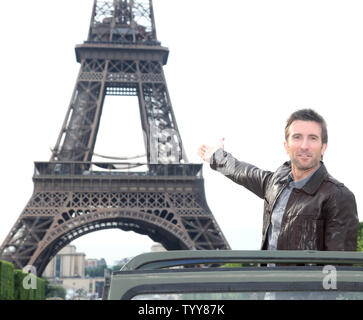 Sharlto Copley kommt auf den Champs de Mars vor dem Eiffelturm bei einem Fotoshooting für den Film "Das A-Team" in Paris am 14. Juni 2010. UPI/David Silpa Stockfoto