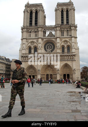 Eine französische Armee Polizeioffizier Patrouillen vor der Kathedrale Notre Dame in Paris am 4. Oktober 2010. Sicherheit hat zugenommen seit Reiseempfehlungen, die vor kurzem von der US-amerikanischen State Department, Großbritannien und Japan Warnung vor möglichen Terror Drohungen von al-Qaida in Reiseziele und öffentlichen Verkehr herausgegeben wurden. UPI/David Silpa Stockfoto