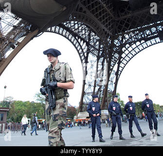 Eine französische Armee Polizei patrouilliert den Eiffelturm in Paris am 4. Oktober 2010. Sicherheit hat zugenommen seit Reiseempfehlungen, die vor kurzem von der US-amerikanischen State Department, Großbritannien und Japan Warnung vor möglichen Terror Drohungen von al-Qaida in Reiseziele und öffentlichen Verkehr herausgegeben wurden. UPI/David Silpa Stockfoto