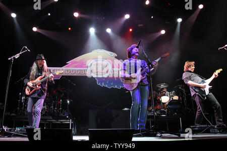 Patrick Simmons (L), Tom Johnston (C) und John McFee der Doobie Brothers im Konzert in Bercy in Paris am 16. Oktober 2010. UPI/David Silpa Stockfoto