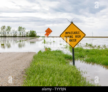 Wasser auf Fahrbahn Warnzeichen wegen Überflutung von schwere Regenfälle und Stürme im Mittelwesten auf der Straße platziert Stockfoto