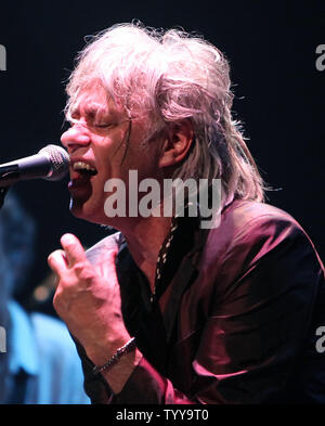 Bob Geldof führt im Konzert im Cafe de la Danse in Paris am 6. Mai 2011. UPI/David Silpa Stockfoto