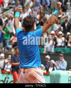 Der Spanier Rafael Nadal feiert, nachdem er seine French Open mens dritte runde Spiel gegen Antonio Veic von Kroatien in Roland Garros in Paris am 28. Mai 2011. Nadal besiegte Veic 6-1, 6-3, 6-0 die vierte Verhandlungsrunde zu gelangen. UPI/David Silpa Stockfoto
