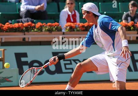 Juan Ignacio Chela aus Argentinien erreicht, die für einen Schuß während seiner French Open mens Viertelfinalegleichen gegen Andy Murray von Großbritannien in Roland Garros in Paris am 1. Juni 2011. Murray besiegt Chela 7-6 (2), 7-5, 6-2 den Einzug ins Halbfinale zu gelangen. UPI/David Silpa Stockfoto