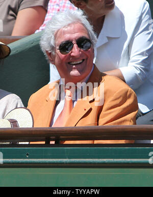 Jean-Loup Dabadie besucht die French Open Frauen im Halbfinale zwischen Marion Bartoli aus Frankreich und italienischen Francesca Schiavone in Roland Garros in Paris am 2. Juni 2011. Schiavone besiegt Bartoli 6-3, 6-3 ins Finale vorzurücken. UPI/David Silpa Stockfoto