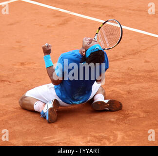 Der Spanier Rafael Nadal feiert, nachdem er seine French Open mens im Halbfinale gegen Andy Murray von Großbritannien in Roland Garros in Paris am 3. Juni 2011. Nadal besiegt Murray 6-4, 7-5, 6-4 ins Finale vorzurücken. UPI/David Silpa Stockfoto