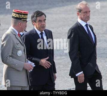 Allgemeine Armee Benoit Puga (L), der französische Premierminister Francois Fillon und Verteidigungsminister Gérard Longuet kommen für den Start der jährliche Militärparade auf der Place de la Concorde während der Bastille Tag feiern in Paris am 14. Juli 2011. Die diesjährige Parade markierten die Regimenter der überseeischen französischen Gebieten, inkl. Guadeloupe, Guyana, Martinique, Réunion, Mayotte, Neukaledonien und Französisch-Polynesien. UPI/David Silpa Stockfoto