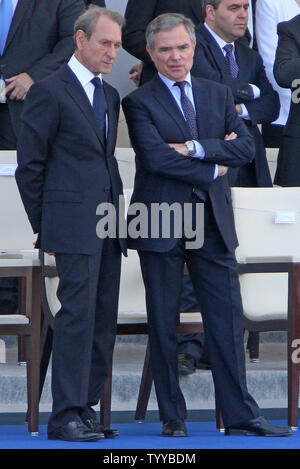 Pariser Bürgermeister Bertrand Delanoe (L) und Präsident der Französischen Nationalversammlung Bernard Accoyer Warten auf den Start der die jährliche Militärparade auf der Place de la Concorde während der Bastille Tag feiern in Paris am 14. Juli 2011. Die diesjährige Parade markierten die Regimenter der überseeischen französischen Gebieten, inkl. Guadeloupe, Guyana, Martinique, Réunion, Mayotte, Neukaledonien und Französisch-Polynesien. UPI/David Silpa Stockfoto