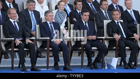 (Von L nach R) französische Verteidigungsminister Gérard Longuet, Präsident der Französischen Nationalversammlung Bernard Accoyer, der französische Premierminister Francois Fillon und der französische Präsident Nicolas Sarkozy sehen die jährliche Militärparade auf der Place de la Concorde während der Bastille Tag feiern in Paris am 14. Juli 2011. Die diesjährige Parade markierten die Regimenter der überseeischen französischen Gebieten, inkl. Guadeloupe, Guyana, Martinique, Réunion, Mayotte, Neukaledonien und Französisch-Polynesien. UPI/David Silpa Stockfoto