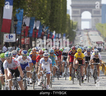 Australier Cadel Evans (gelbes Trikot) Fahrten entlang der Champs-Elysees zum Gewinnen seine erste Tour de France in Paris am 24. Juli 2011. Evans ist der erste Australier die Tour de France zu gewinnen. UPI/David Silpa Stockfoto