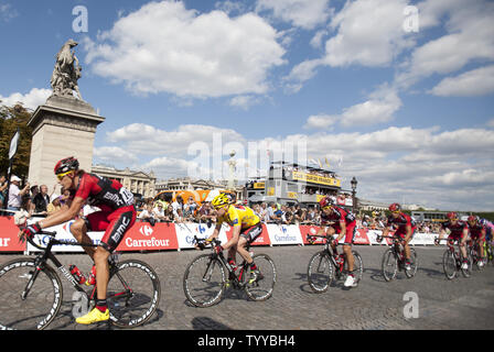 Australier Cadel Evans (gelbes Trikot) Fahrten entlang der Champs-Elysees zum Gewinnen seine erste Tour de France in Paris am 24. Juli 2011. Evans ist der erste Australier die Tour de France zu gewinnen. UPI/David Silpa Stockfoto