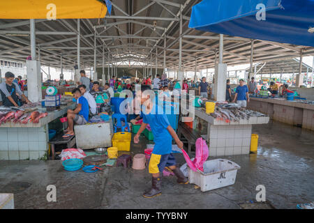 KOTA KINABALU BORNEO - 31. MAI 2019; Arbeitnehmer, Lieferanten und frischen Fisch und Meeresfrüchte in der Stadt nass oder Fischmarkt in der Nähe der Wharf. Stockfoto