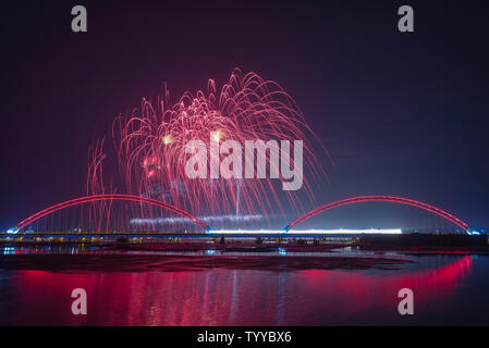 Festliches Feuerwerk, in Zhangjiakou, Provinz Hebei fotografiert, kleine Stadt der Olympischen Winterspiele Stockfoto