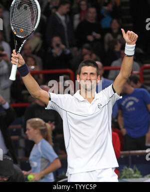 Serbische Novak Djokovic feiert, nachdem er seine BNP Paribas Masters zweite runde Match gegen den Kroaten Ivan Dodig in Paris am 9. November 2011. Djokovic besiegt Dodig 6-4, 6-3 in die dritte Runde. UPI/David Silpa Stockfoto